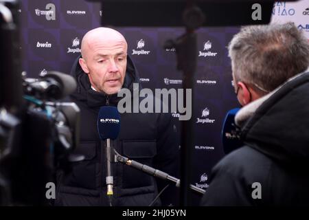 LIEGE, BELGIUM - JANUARY 23: Coach Alfred Schreuder of Club Brugge during the Jupiler Pro League match between Standard de Liege and Club Brugge at the Maurice Dufrasnestadion on January 23, 2022 in Liege, Belgium (Photo by Perry van de Leuvert/Orange Pictures) Stock Photo