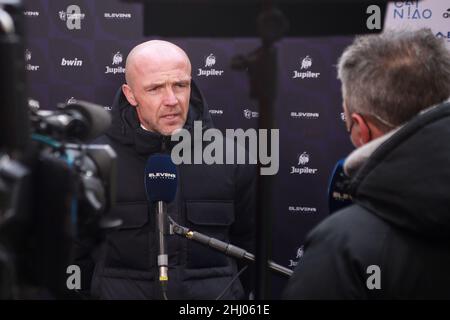 LIEGE, BELGIUM - JANUARY 23: Coach Alfred Schreuder of Club Brugge during the Jupiler Pro League match between Standard de Liege and Club Brugge at the Maurice Dufrasnestadion on January 23, 2022 in Liege, Belgium (Photo by Perry van de Leuvert/Orange Pictures) Stock Photo