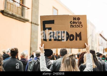 Woman protest against green coronavirus pass outdoor - Focus on hands holding banner Stock Photo