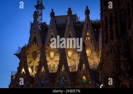 Pinnacles of the Sagrada Familia naves at twilight and blue hour (Barcelona, Catalonia, Spain) ESP: Pináculos de las naves de la Sagrada Familia, BCN Stock Photo