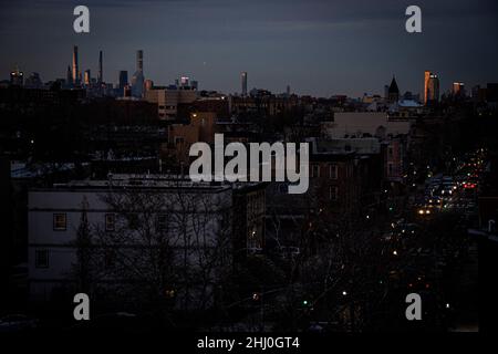 New York: Atemberaubender Sonnenuntergang in Brooklyn mit Blick auf die Skyline Manhattans Stock Photo