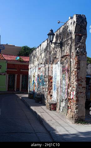 Old and run down wall, Barrio Getsemani, Cartagena de Indias, Colombia. Stock Photo