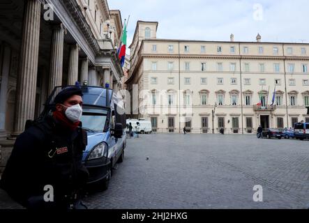 Rome, Italy. 26th Jan, 2022. Police Forces patrol Palazzo Chigi, the residence of the Prime Minister of the Italian Republic, in Rome, Italy, on January 26, 2022, as Members of the Italian Parliament vote to elect the new President of Italian Republic. The favorite candidates are the Prime Minister Mario Draghi and the incumbent President Sergio Mattarella. (Photo by Elisa Gestri/Sipa USA) Credit: Sipa USA/Alamy Live News Stock Photo