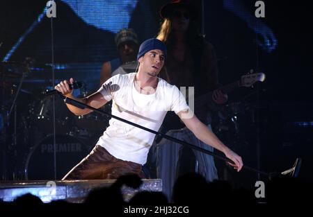 Milan Italy 2002-05-24 : The singer Enrique Iglesias in concert at the Alcatraz Stock Photo