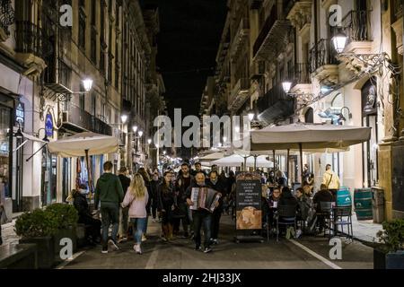 Strassenszene, Restaurant, Passanten, Via Maqueda, Palermo, Sizilien, Italien Stock Photo