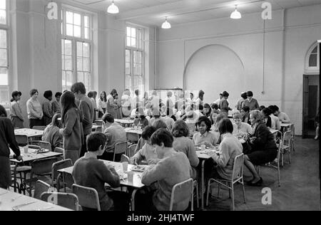 School Dinners. General scenes of school dinner. Ladies serving meal to pupils in the school dining room. 1960 A1250 Stock Photo