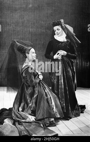 Rehearsals for 'Richard III' at the Royal Shakespeare Theatre, Stratford-upon-Avon. Lady Anne (Jill Dixon) and Queen Elizabeth (Elizabeth Sellars).  22nd May 1961. Stock Photo