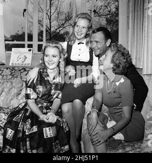 L-R, MARY HAYLEY BELL, JULIET MILLS, JOHN MILLS Stock Photo - Alamy