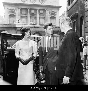 Second day of the visit of American President John F Kennedy and his wife Jackie to London, England. President John F Kennedy with wife Jacqueline Kennedy and Prime Minister Harold Macmillan at London's Admiralty House. The President and Prime Minister met to review the world situation following Kennedys talks with Chairman Khruschev in Vienna two days earlier.  5th June 1961. Stock Photo