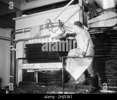 The apple press at the Bulmers Cider Mill in Old Plough Lane, Hereford. Circa 1959 Stock Photo