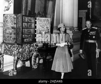 Queen Elizabeth II visiting Wirral, Merseyside. Port Sunlight, a quiet moment away from the crowds for the Queen, seen with Lord Leverhulme in The Lady Lever Art Gallery. July 1957. Stock Photo
