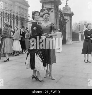 Debutante before presentation at Buckingham Palace Stock Photo - Alamy