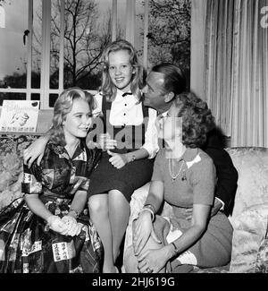 L-R, MARY HAYLEY BELL, JULIET MILLS, JOHN MILLS Stock Photo - Alamy