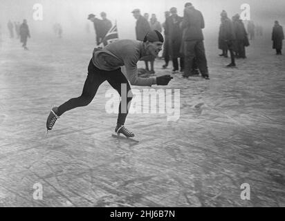 Competitor taking part in the British amateur skating championships on Mare Fen, Swavesey, Cambridgeshire, 16th January 1959 Stock Photo