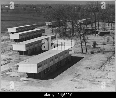 Sutter County, near Yuba City, California. Multiple family dwelling of the Yuba City Farm Workers Co . . . - Stock Photo