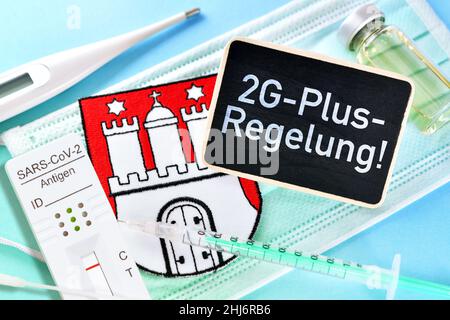 FOTOMONTAGE, Schild mit Aufschrift 2G-Plus-Regelung und Hamburg-Wappen auf Schutzmaske, Symbolfoto 2G-Plus-Regel in Hamburg Stock Photo