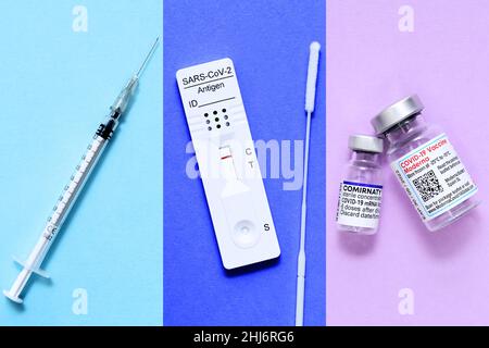 FOTOMONTAGE, Impfspritze, negativer Corona-Schnelltest und Impfstoffe Stock Photo