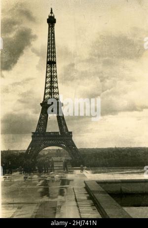 WWII WW2 german soldiers invades France - 14 june 1940, arriving in Paris (France) - tour eiffel Stock Photo
