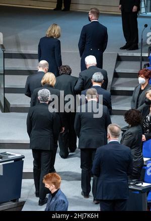 Berlin, Germany. 27th Jan, 2022. Federal President Frank-Walter Steinmeier (top left-bottom right), Inge Auerbacher, Holocaust survivor, Federal Chancellor Olaf Scholz (SPD), Bundestag President Bärbel Bas (SPD), Mickey Levy, Speaker of the Knesset, Stephan Harbarth, President of the Federal Constitutional Court and Bundesrat President Bodo Ramelow (Die Linke) leave the German Bundestag together after the hour of commemoration of the 'Day of Remembrance of the Victims of National Socialism'. Credit: Bernd von Jutrczenka/dpa/Alamy Live News Stock Photo