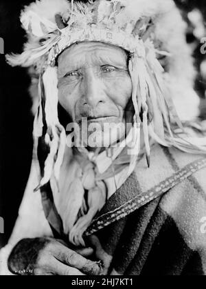 Ogalala chief - Antique and vintage photo - Native american / Indian / American Indian. Curtis, Edward S., 1868-1952, photographer. C 1905. Stock Photo