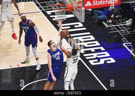 LA Clippers center Ivica Zubac (40) attempts to block a shot by Brooklyn Nets forward Nic Claxton (33) during an NBA basketball game, Monday, Dec. 27, Stock Photo