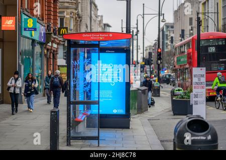 London, UK. 27 January 2022. A grey morning in London’s west end on the day masks are no longer needed to be worn at indoor venues as Plan B restrictions are lifted. Credit: Malcolm Park/Alamy Live News. Stock Photo