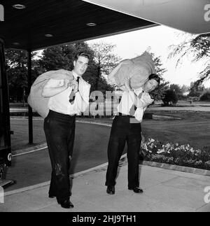 Police unload mailbags from farmhouse at Aylesbury Police Headquarters in Buckinghamshire, Wednesday 14th August 1963. The 1963 Great Train Robbery was the robbery of 2.6 million pounds from a Royal Mail train heading from Glasgow to London on the West Coast Main Line in the early hours of 8th August 1963, at Bridego Railway Bridge, Ledburn, near Mentmore in  Buckinghamshire, England. Stock Photo