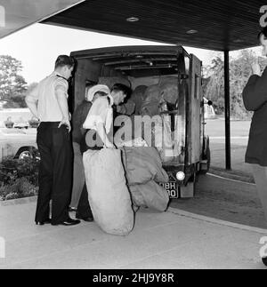 Police unload mailbags from farmhouse at Aylesbury Police Headquarters in Buckinghamshire, Wednesday 14th August 1963. The 1963 Great Train Robbery was the robbery of 2.6 million pounds from a Royal Mail train heading from Glasgow to London on the West Coast Main Line in the early hours of 8th August 1963, at Bridego Railway Bridge, Ledburn, near Mentmore in  Buckinghamshire, England. Stock Photo