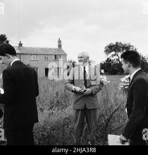 Leatherslade Farm, between Oakley and Brill in Buckinghamshire, hideout used by gang, 27 miles from the crime scene, Tuesday 13th August 1963. Our Picture Shows ... Detective Superintendent Malcolm Fewtrell, Head of Buckinghamshire CID at farmhouse.   The 1963 Great Train Robbery was the robbery of 2.6 million pounds from a Royal Mail train heading from Glasgow to London on the West Coast Main Line in the early hours of 8th August 1963, at Bridego Railway Bridge, Ledburn, near Mentmore in  Buckinghamshire, England. Stock Photo