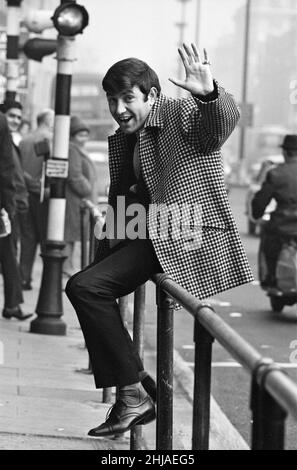 Liverpool comedian, Jimmy Tarbuck, who is in London for a TV series and also to appear in the Royal Variety Show at the Palladium. These pictures were taken around Marble Arch and Oxford Street. 1st November 1964. Stock Photo