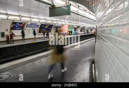 Paris, France. 18th Oct, 2021. Passengers use the Paris Metro at the 'Duroc' station. Credit: Jan Woitas/dpa-Zentralbild/ZB/dpa/Alamy Live News Stock Photo