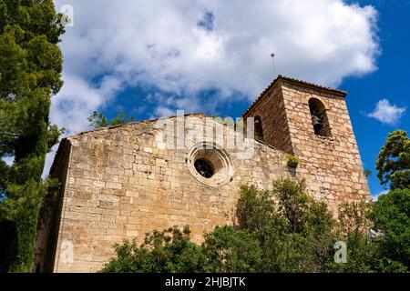 12th century romanesque church, Església de Santa Maria. The clifftop village of Siurana, in the municipality of the Cornudella de Montsant in the com Stock Photo