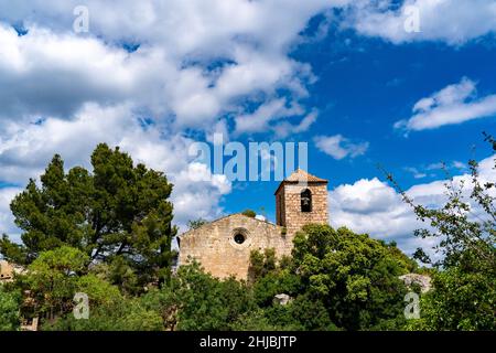 12th century romanesque church, Església de Santa Maria. The clifftop village of Siurana, in the municipality of the Cornudella de Montsant in the com Stock Photo