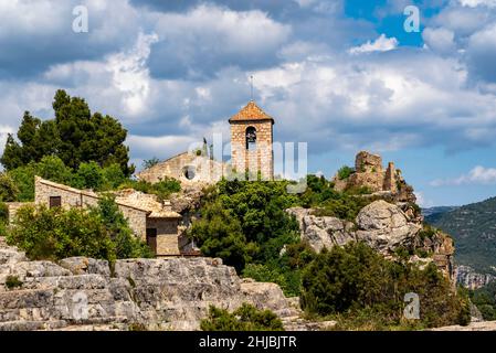 12th century romanesque church, Església de Santa Maria. The clifftop village of Siurana, in the municipality of the Cornudella de Montsant in the com Stock Photo