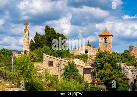 12th century romanesque church, Església de Santa Maria. The clifftop village of Siurana, in the municipality of the Cornudella de Montsant in the com Stock Photo