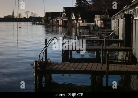 Schwerin, Germany. 28th Jan, 2022. Out of season, the boathouses stand abandoned on the Ziegelsee in Schwerin, backlit by the winter sun. Credit: Ulrich Perrey/dpa/Alamy Live News Stock Photo