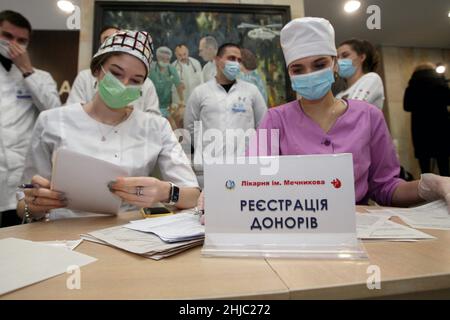 DNIPRO, UKRAINE - JANUARY 28, 2022 - Healthcare workers register volunteers during a blood donation campaign at the Ilya Mechnikov Dnipropetrovsk Regi Stock Photo