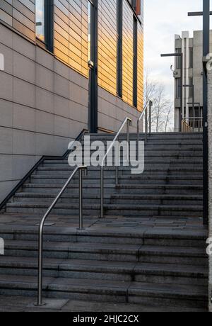 ABERDEEN,SCOTLAND - 24 JANUARY 2022: This is the golden light being reflected from buildings in Broad Street, Aberdeen on 24 January 2022. Stock Photo