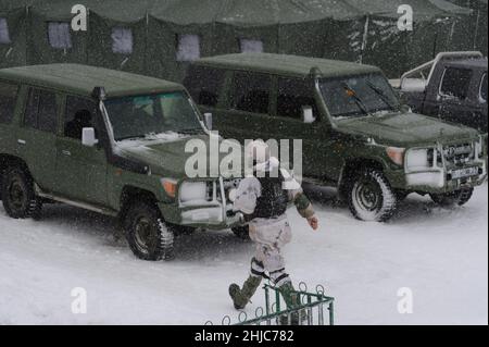 Lviv, Ukraine. 28th Jan, 2022. Ukrainian soldier seen during practical launches of NLAW ATGM at the International Center for Peacekeeping and Security of the National Academy of Land Forces. Credit: SOPA Images Limited/Alamy Live News Stock Photo