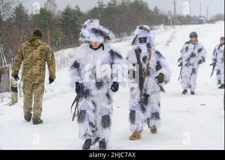 Lviv, Ukraine. 28th Jan, 2022. Ukrainian soldier seen during practical launches of NLAW ATGM at the International Center for Peacekeeping and Security of the National Academy of Land Forces. Credit: SOPA Images Limited/Alamy Live News Stock Photo