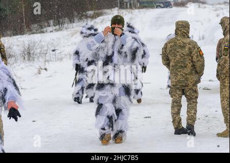 Lviv, Ukraine. 28th Jan, 2022. Ukrainian soldier seen during practical launches of NLAW ATGM at the International Center for Peacekeeping and Security of the National Academy of Land Forces. Credit: SOPA Images Limited/Alamy Live News Stock Photo