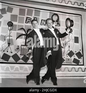 Revue in the 1950s. Stage actors Hans Bertheau and Per Lindqvist elegantly dressed in black tail-coat outfits pose on stage during the revue Scala i gala 1954.  Sweden Kristoffersson ref BR95-10 Stock Photo