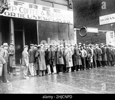 Unemployed men queued outside a Depression Era soup kitchen opened by Al Capone in Chicago, February, 1931. Stock Photo