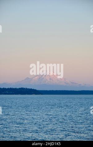 Mount Rainier, Tahoma, towering over the Washington landscape around ...