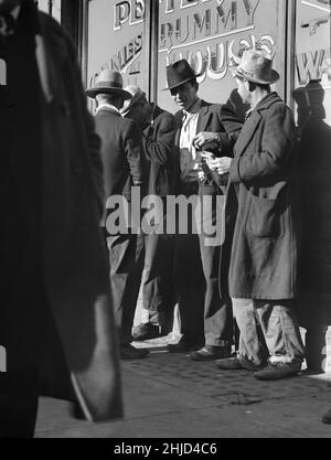 Unemployed Men, Howard Street, San Francisco, California, USA, Dorothea Lange, U.S. Office of War Information/U.S. Farm Security Administration, February 1937 Stock Photo