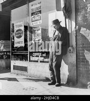 Skid Row, Howard Street, San Francisco, California, USA, Dorothea Lange, U.S. Office of War Information/U.S. Farm Security Administration, February 1937 Stock Photo