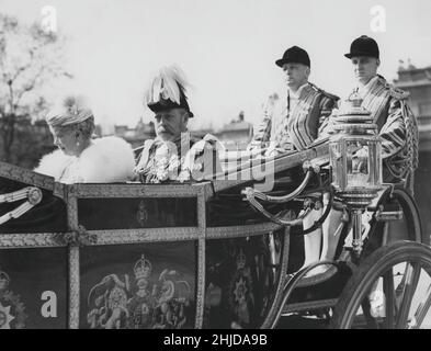 George V. King of the United Kingdom and the British Dominions and Emperor of India, born 3 june 1865 dead 20 january 1936. Pictured with his wife Mary of Teck, 1867-1953. They were married in 1893. Pictured in an open carriage on their way from Buckingham palace to St:Pauls cathedral on may 6 1935 in connection with the celebrations of the Silver Jubilee of his reign. Stock Photo