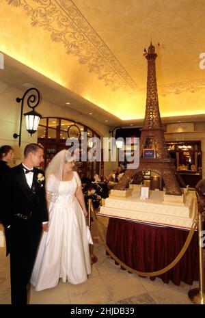 Usa Nevada las vegas Hotel Paris casino wedding maried couple front camera looking hige eiffel tower cake Stock Photo