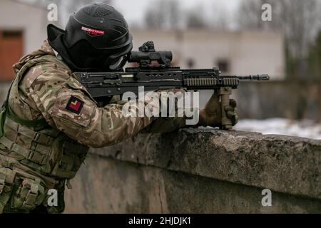 British Army soldiers assigned to Royal Dragoon Guard's Black Horse Troop conduct urban training in Elk, Poland, Jan. 27, 2022. The training enhanced the troop's capabilities and ability to provide NATO light reconnaissance as part of Battle Group Poland. (U.S. Army photo by Sgt. 1st Class Adrian Patoka) Stock Photo