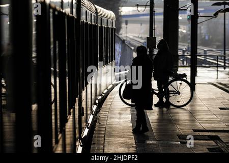 Berlin, Germany. 28th Jan, 2022. Passengers wearing face masks wait to get on a train in Berlin, capital of Germany, on Jan. 28, 2022. Germany's seven-day COVID-19 incidence rate has continued to surge, hitting a new record of 1,073 infections per 100,000 inhabitants on Friday. The previous day, the number had stood at 1,017.4, the Robert Koch Institute (RKI) reported. Credit: Stefan Zeitz/Xinhua/Alamy Live News Stock Photo